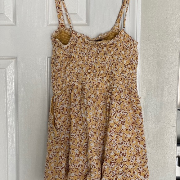 Yellow floral romper from Abercrombie and Fitch - Picture 3 of 3